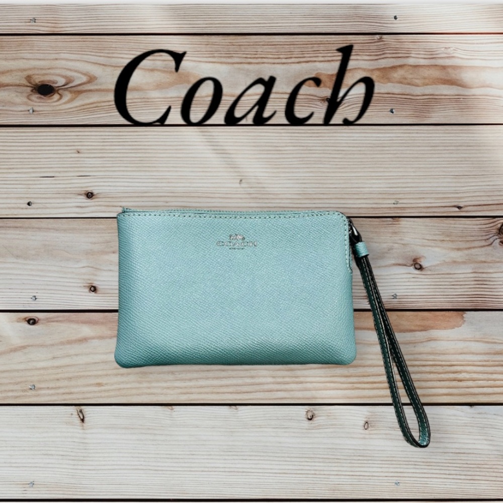 COACH NWOT baby blue pebble leather wristlet 🪷💶 no flaws! Tiffany blue